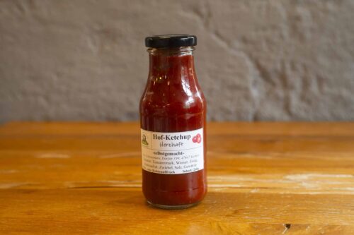 hausgemachter Tomatenketchup in Glasflasche
